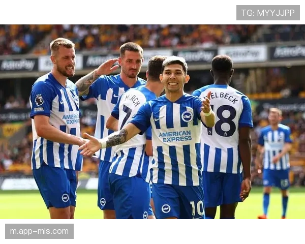 英超俱乐部开放训练基地，吸引数千球迷参与互动