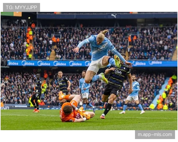 埃弗顿门将皮克福德扑出迪涅倒钩，锁定胜局